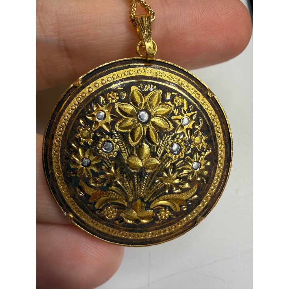 Vintage Damascene Floral Medallion Pendant Necklace Gold Tone 18 Inch Chain